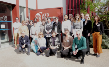 Photo de groupe Rencontre entre des membres d'ATD Quart Monde et Olivier de Schutter à Montreuil le 15 avril 2022