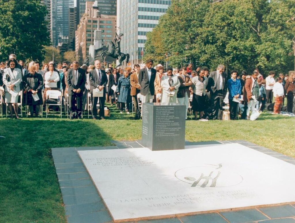 13. 17 octobre 1996 est inaugurée une réplique de la dalle du refus de la misère au siège de l'onu, à new york © atd quart monde centre joseph wresinski 6006 005 001 001